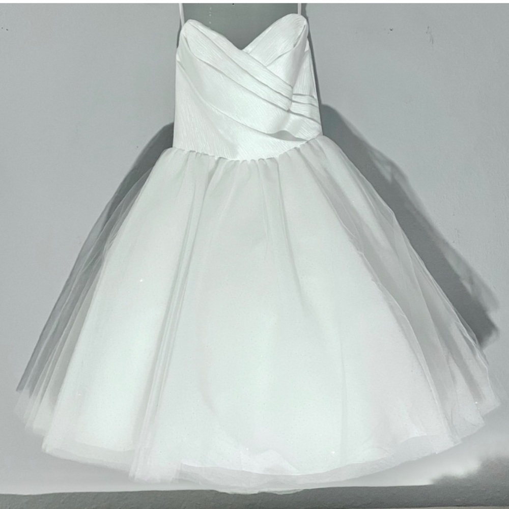 Elegant White Strapless Dress